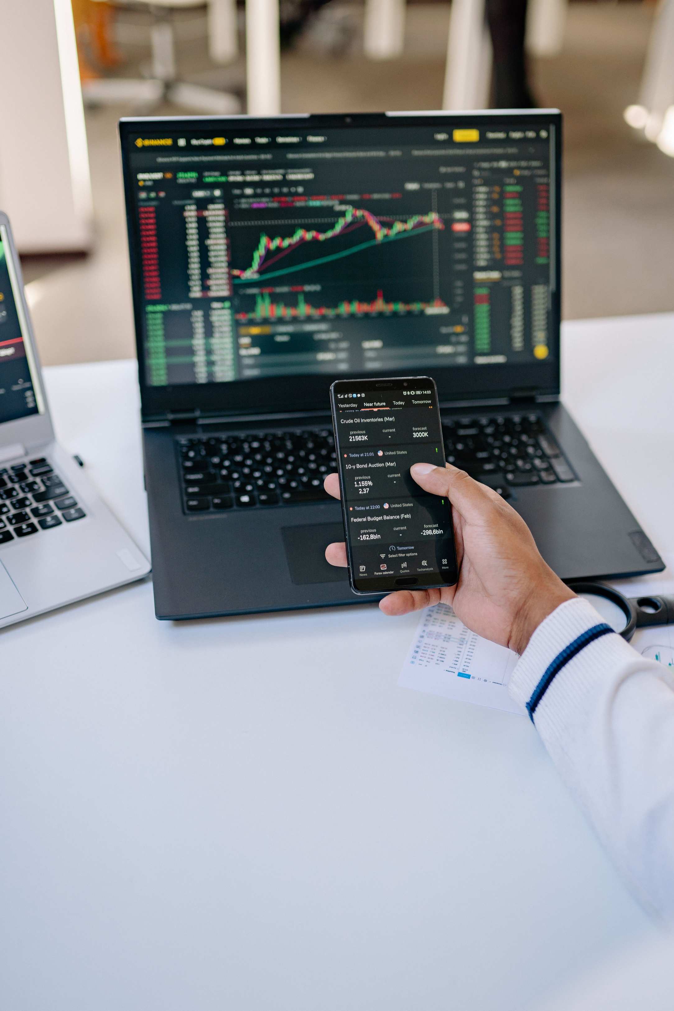 Person, die Datenanalysen auf einem Bildschirm prüft