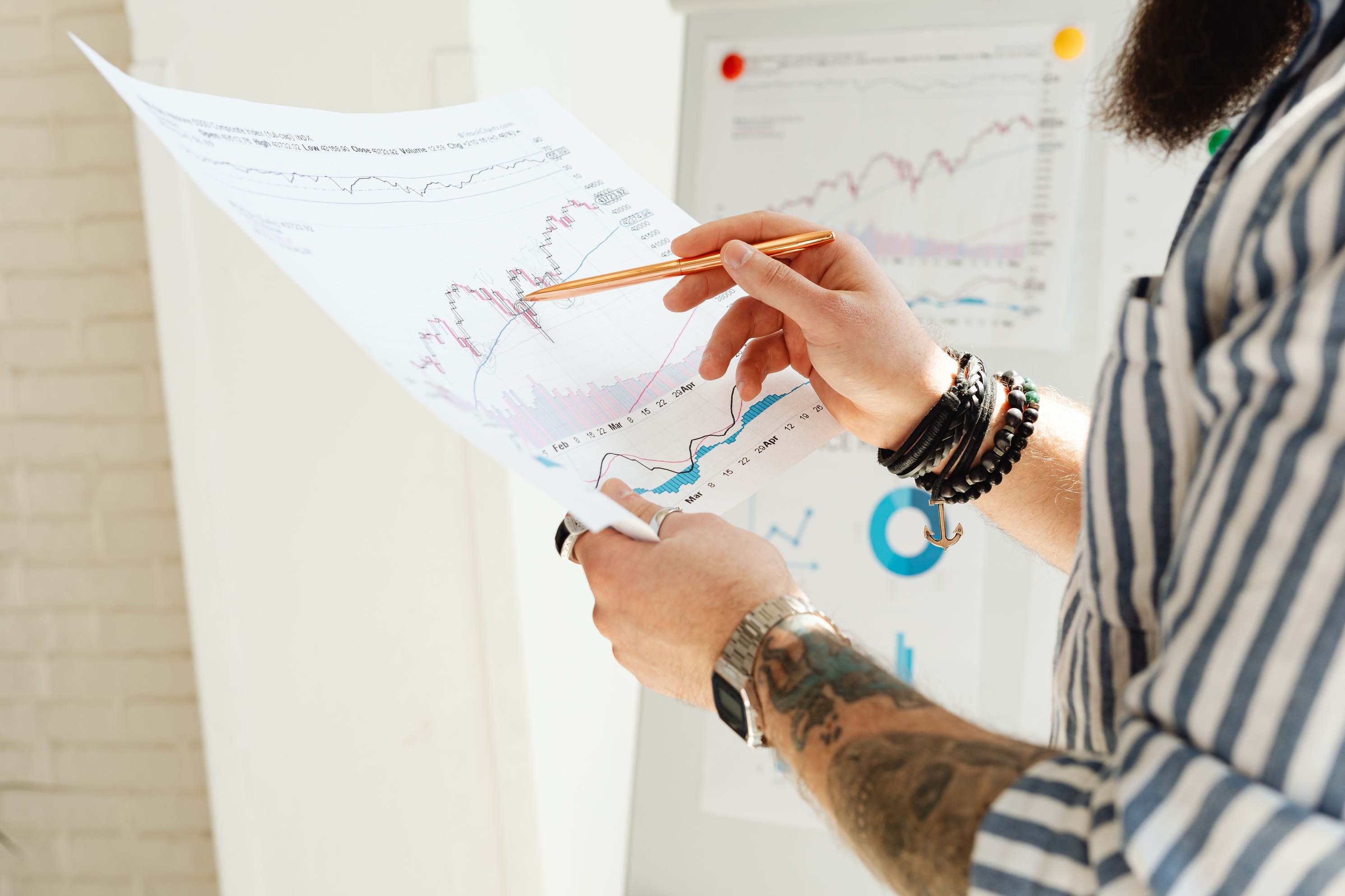 Nahaufnahme eines gedruckten Aktiencharts mit Datenlinien und Zahlen